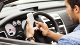 Smartphone alla guida? 1700€ di multa e fino a 3 mesi senza patente: le nuove norme